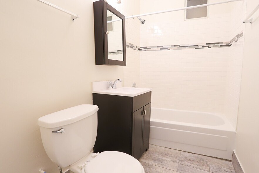 Building Photo - 709 W Roscoe St