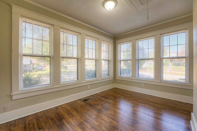 Building Photo - Gorgeous, renovated Midtown 3/1.