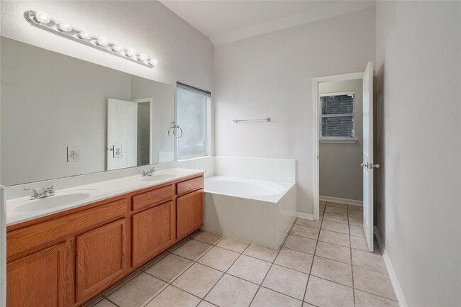 Building Photo - 6036 Mesa Verde Cir