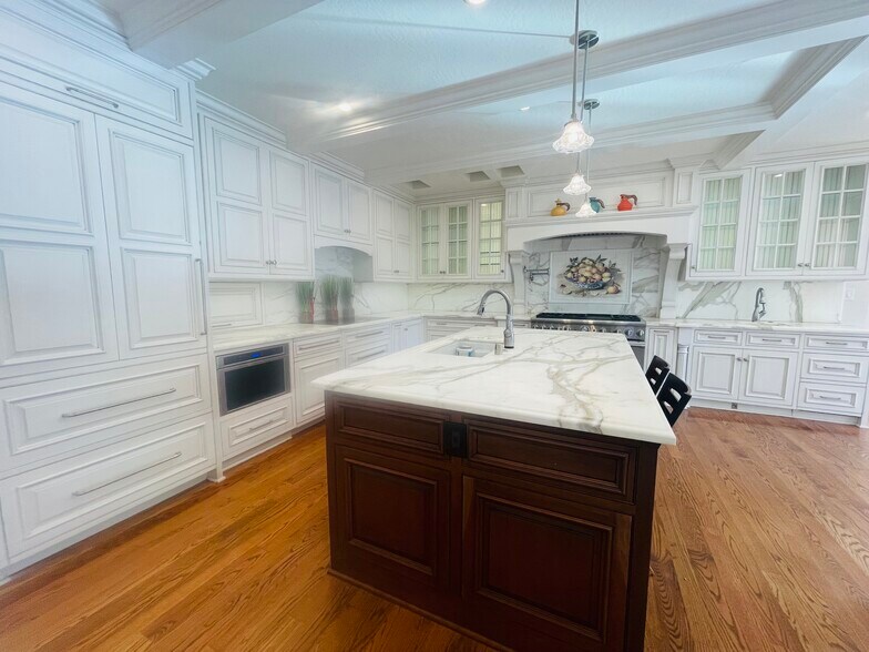 Building Photo - 200 Iris Way