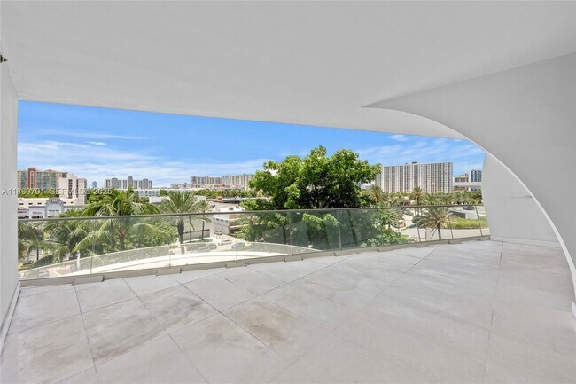 Building Photo - 16901 Collins Ave