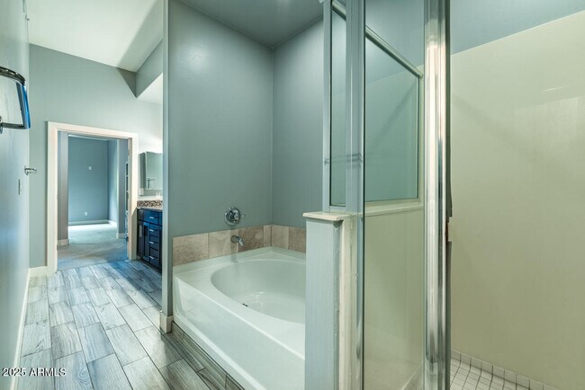 Building Photo - 945 E Playa Del Norte Dr