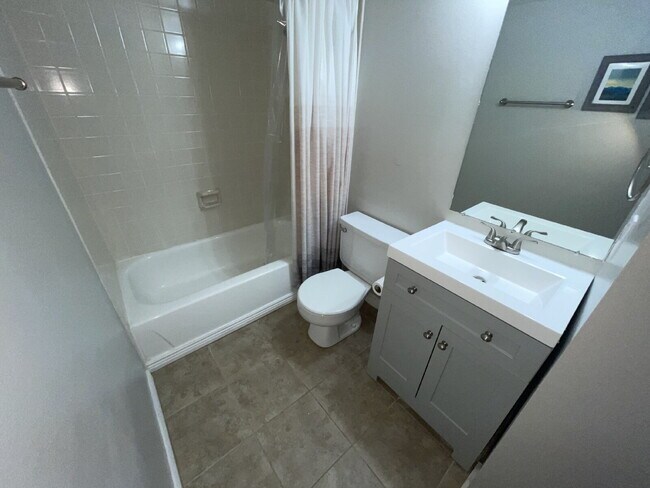 Building Photo - Updated 2 Bedroom, 2 Bath Condo (Available Immediately)