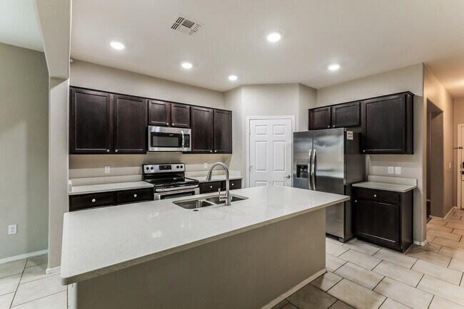 Building Photo - 207 E Calle Vivaz