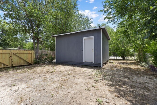 Building Photo - 1710 N Navidad St