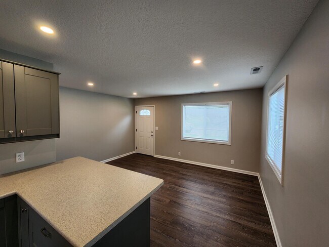 Building Photo - 424 Nussbaum Ave