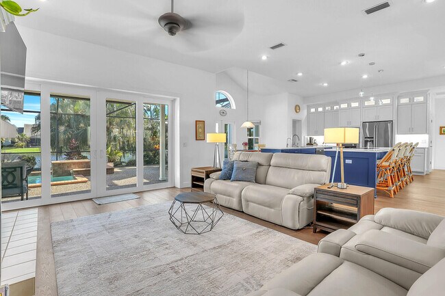 Building Photo - 8951 SE Marina Bay Dr