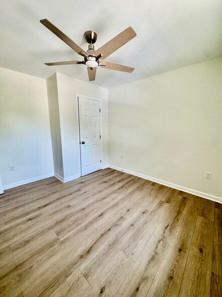 Building Photo - 680 Navarre Dr