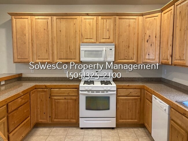 Building Photo - 3 Bedroom 2 Bath - three story home with Garage