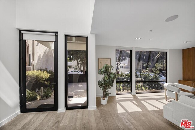 Building Photo - 141 Hollister Ave