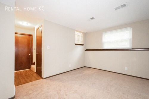 Building Photo - Roomy duplex w/ Finished Lower Level + Fen...