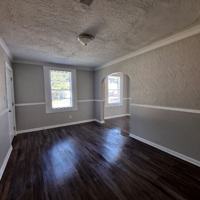Building Photo - 927 Maple Dr