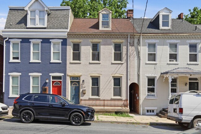 Building Photo - Beautiful 3BR 1.5 Townhouse in North East Lancaster City!