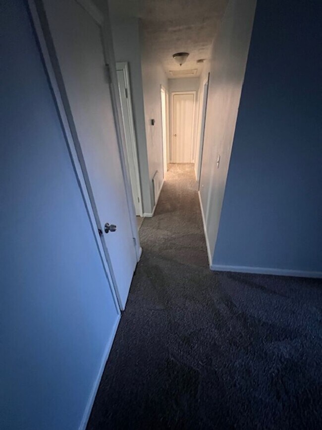 Building Photo - Move In Ready Spacious & Beautiful 3 Bedroom Duplex Unit Available!!!