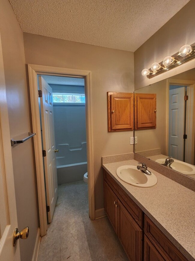 Building Photo - Spacious 4BR Home with New LVP Flooring an...