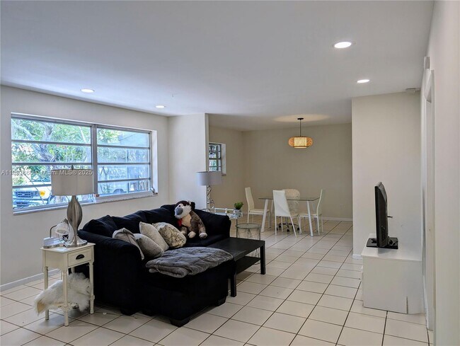 Building Photo - 856 Benevento Ave