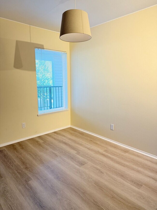Building Photo - Top-Floor Living in Issaquah!