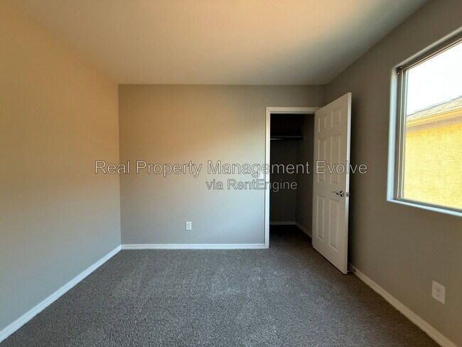 Building Photo - 5618 N 87th Dr