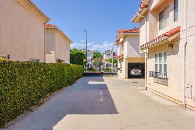Building Photo - Fully Renovated 4 Bed/3.5Bath Home with Garage + Private Yard