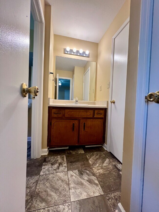 Building Photo - 351 PEABODY DRIVE UNIT 5 (3 BEDROOM UNIT)