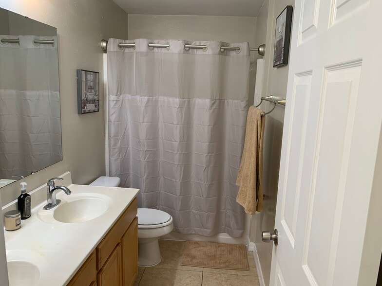 Shared Restroom - 422 Fairfield Dr
