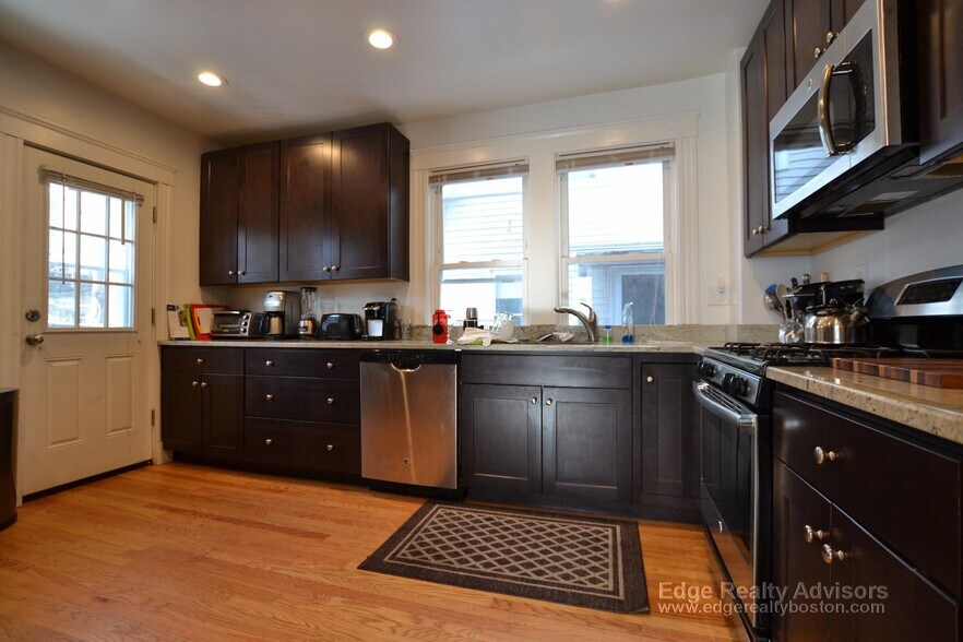 Building Photo - 8 Sawyer Ter