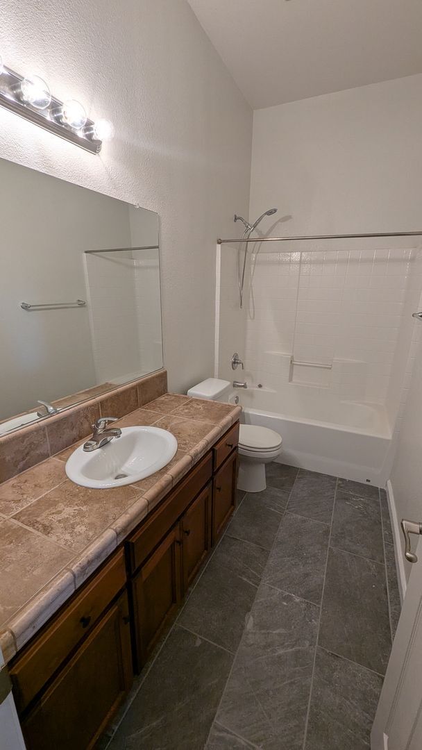 Building Photo - Immaculate 4 Bedroom 2.5 Bath Home in Sierra Meadows