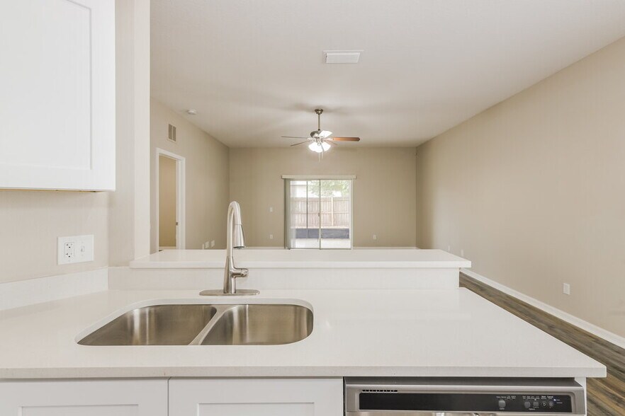 Building Photo - 13417 Silvercreek Dr