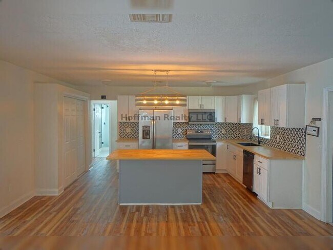 Building Photo - 3-Bedroom Pool Home in St. Pete