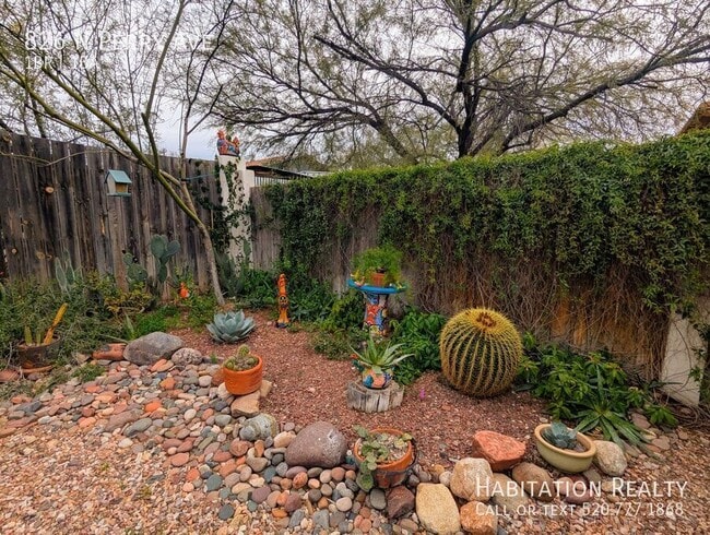 Building Photo - 826 N Perry Ave