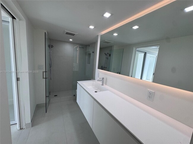 Building Photo - 3625 N Country Club Dr