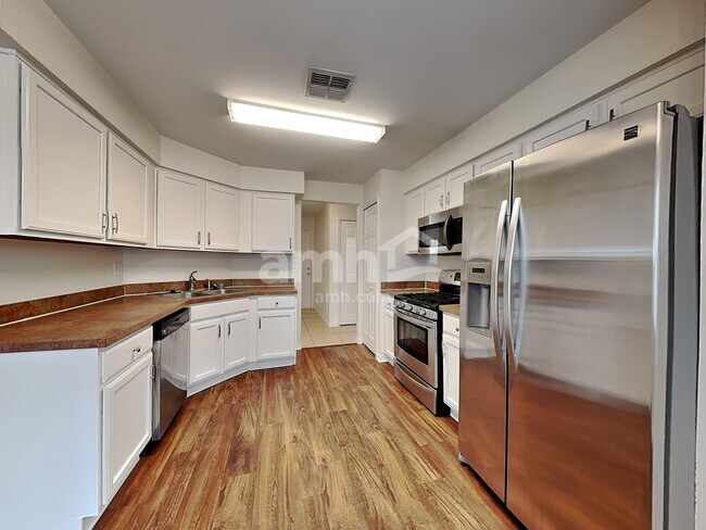 Building Photo - 12241 Woodglen Cir