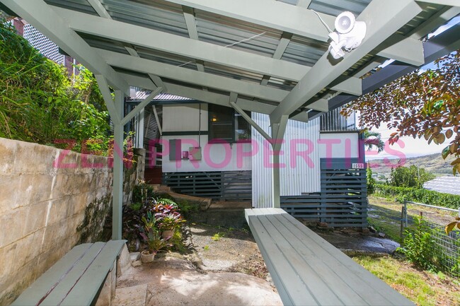Building Photo - 1555 Moani St