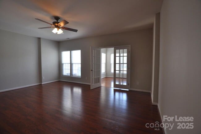 Building Photo - 4923 Sunburst Ln