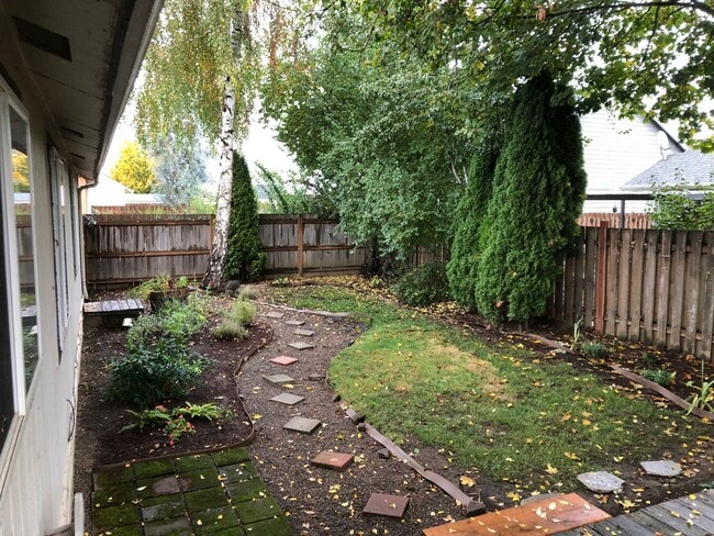 Building Photo - Large 4 Bedroom House in Sheridan