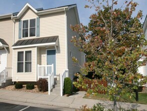 Building Photo - Spacious Home with Three Private Suites