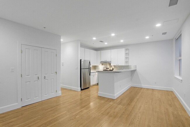 Building Photo - 140 Boylston St