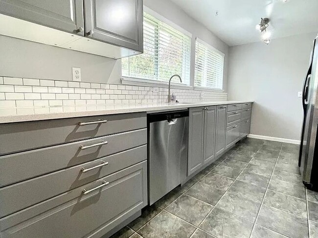 Building Photo - Beautiful Mid-Century four-bedroom Shoreline