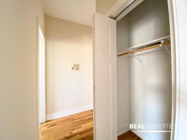 Building Photo - 2 bedroom in EVANSTON IL 60202