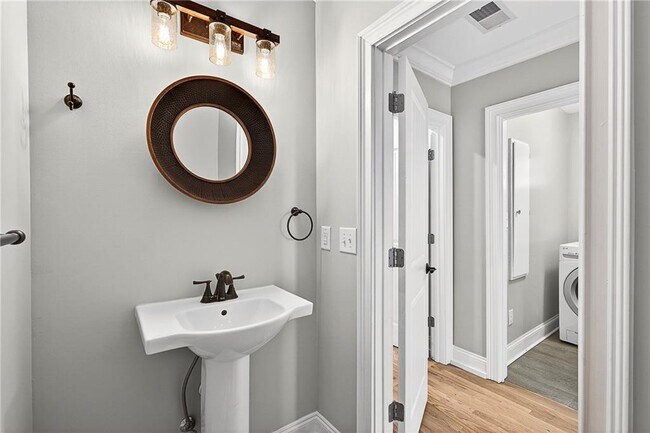 Building Photo - 1319 Chalmette Dr NE