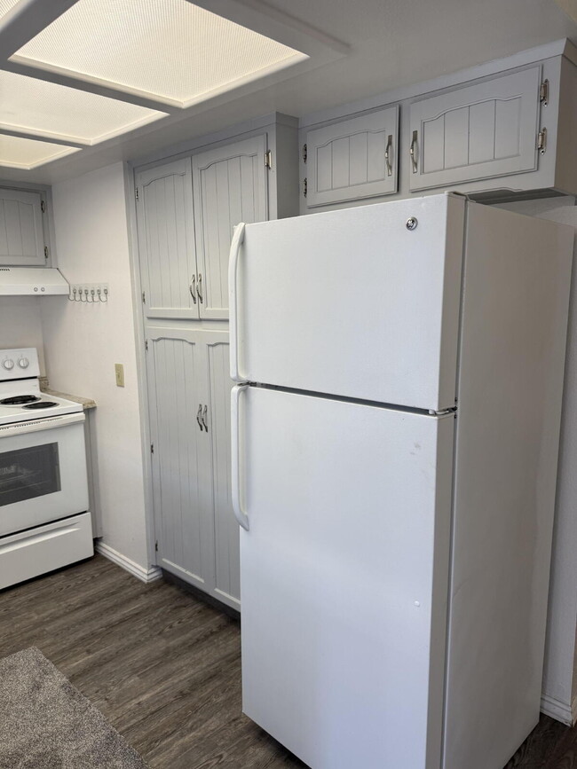 Building Photo - Updated 2 Bed, 2 Bath Unit with Appliances Included