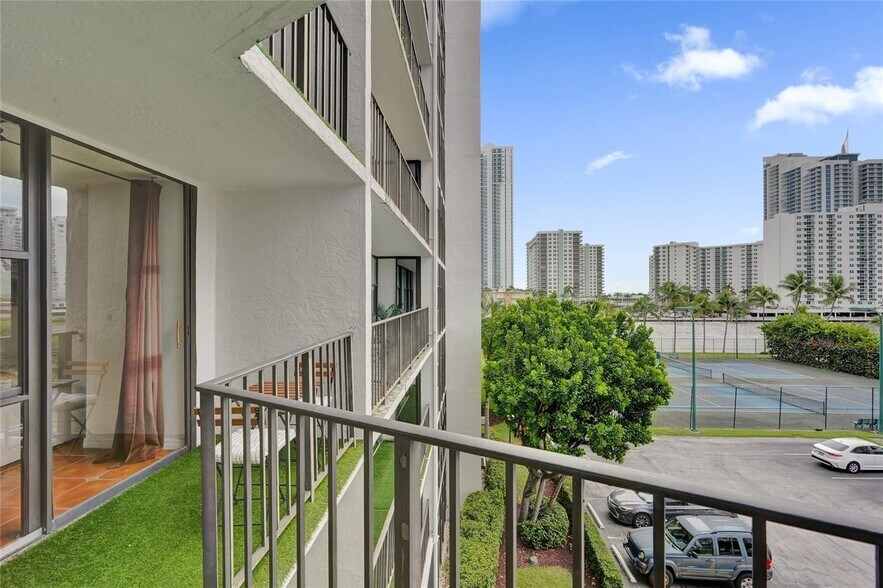 Building Photo - 1000 Parkview Dr