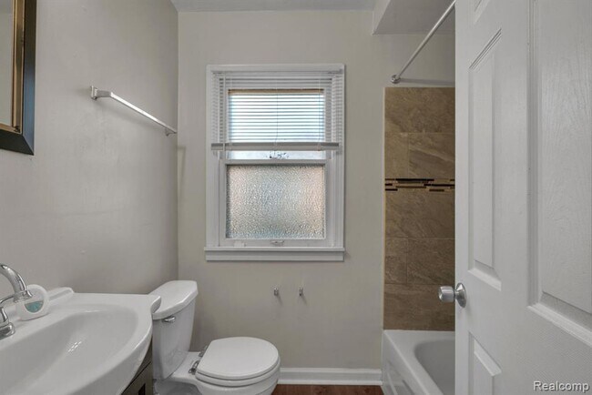 Building Photo - 1109 Shadowlawn St