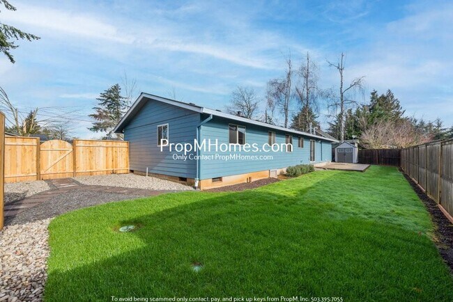 Building Photo - Updated Three Bedroom Gem in Oregon City!