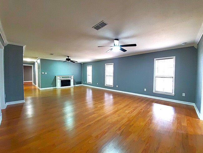 Building Photo - REMODELED and spacious 3 Bed / 2.5 Bath. w...