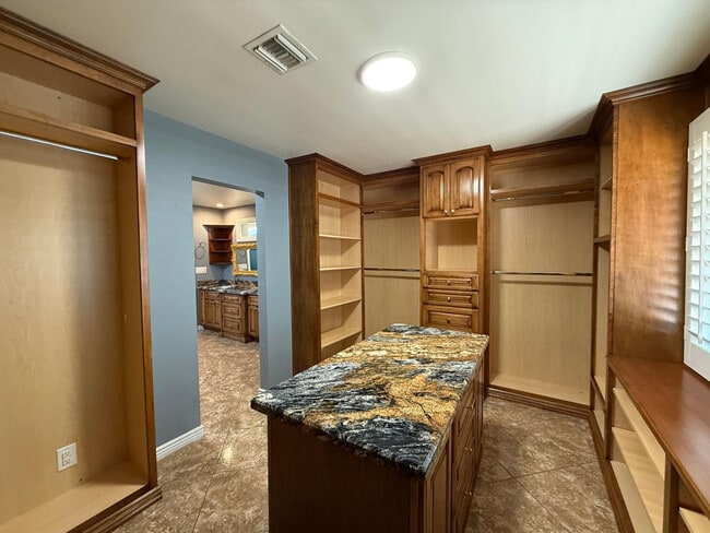 Building Photo - 4028 W Augusta Ave