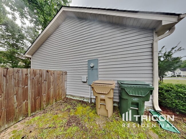 Building Photo - 605 Avondale Dr