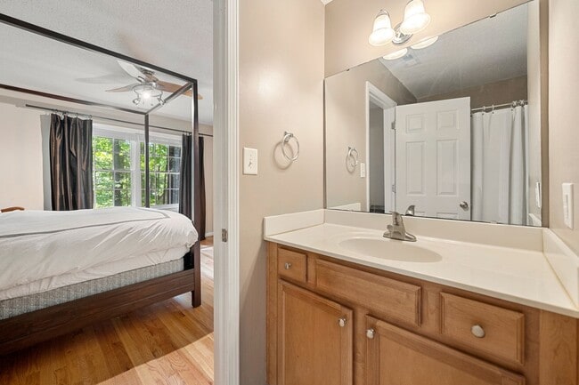 Building Photo - WOW!! Great Location! Quite neighborhood, close to everything