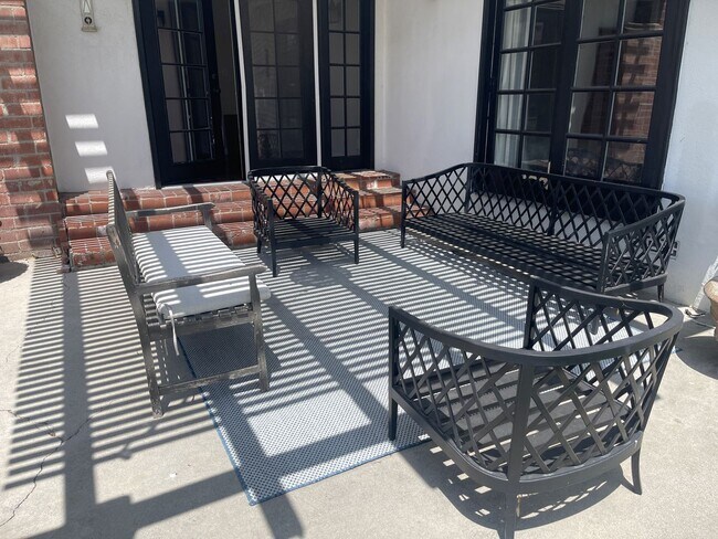 Building Photo - Luxurious Lake Balboa Home with Athletic A...