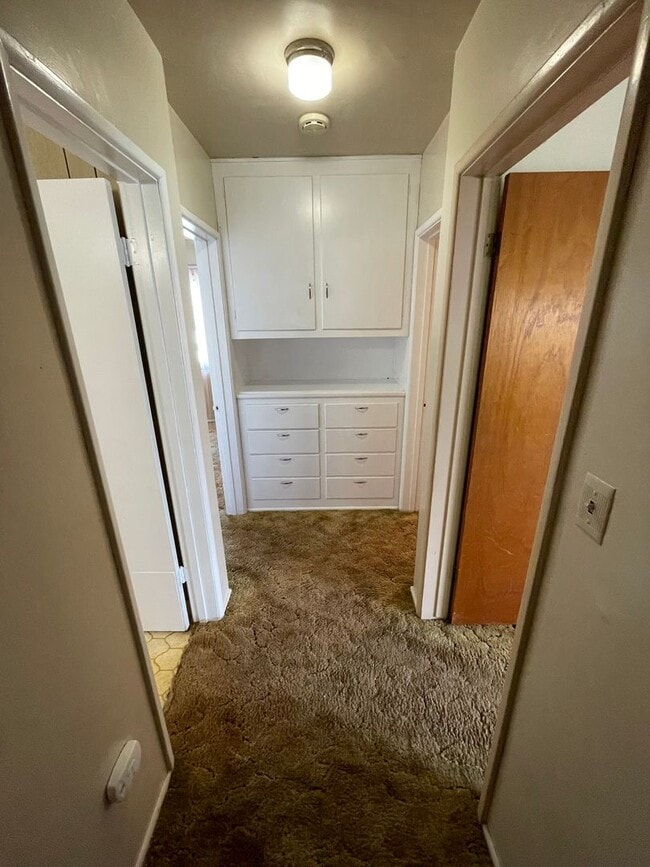 Building Photo - Large and Spacious Home